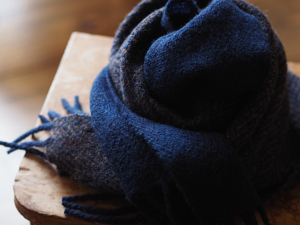 ヘリンボーン柄 ミドル巾ストール 【紺×茶（Half & Half）】手紡ぎ